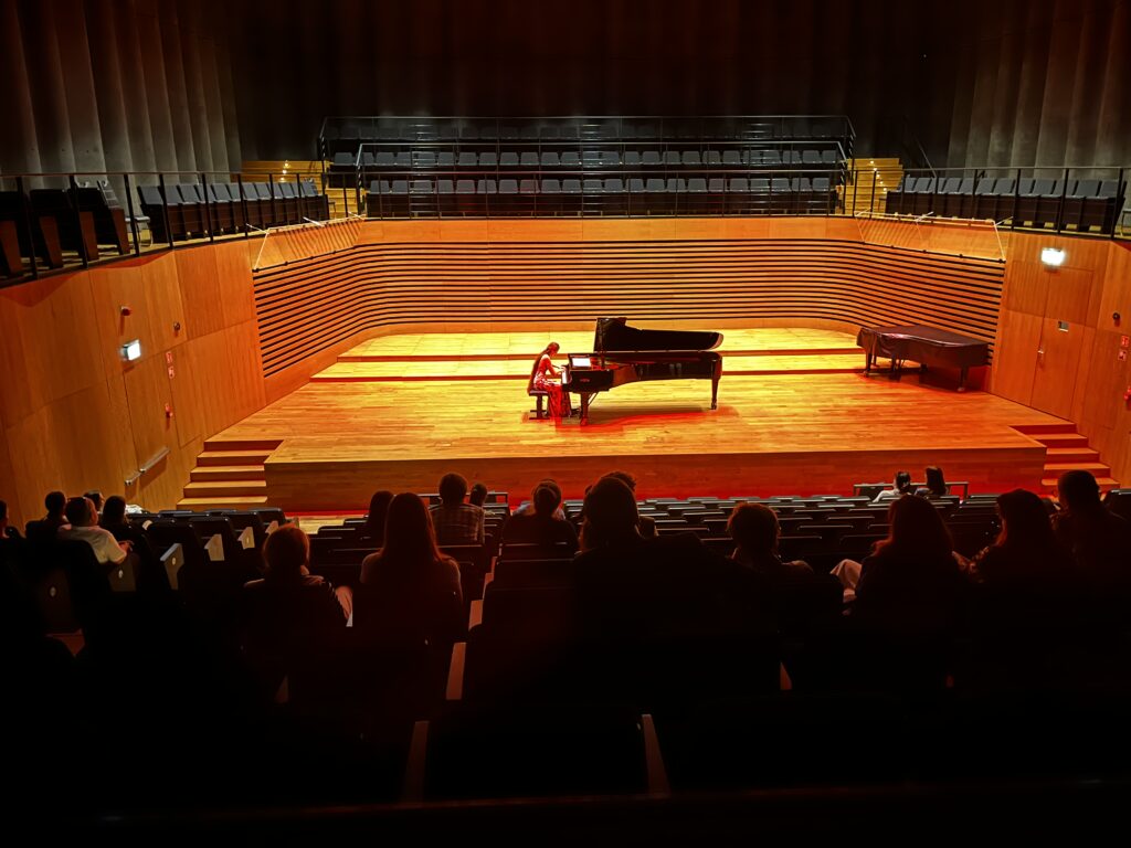 Pianista gra w sali koncertowej.