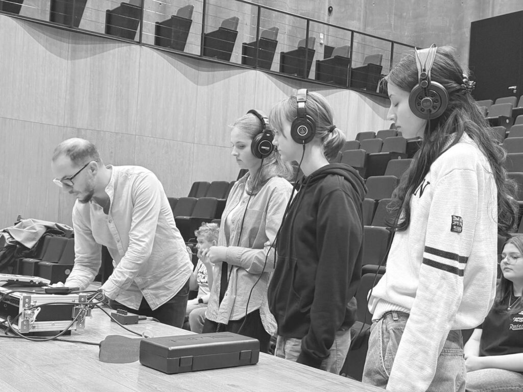 Grupa ludzi w słuchawkach, nagranie.