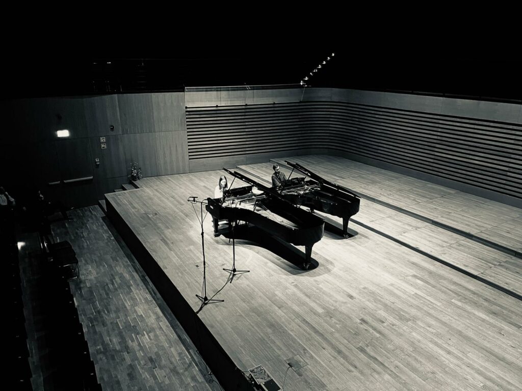 Dwa fortepiany na pustej scenie